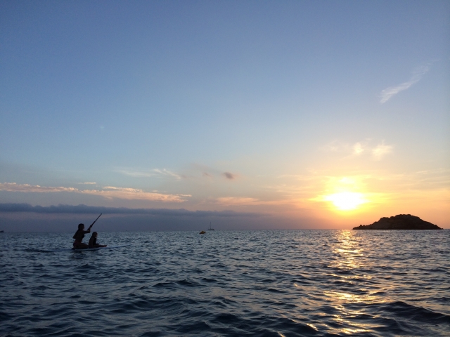 Sup al atardecer compartiendo tabla